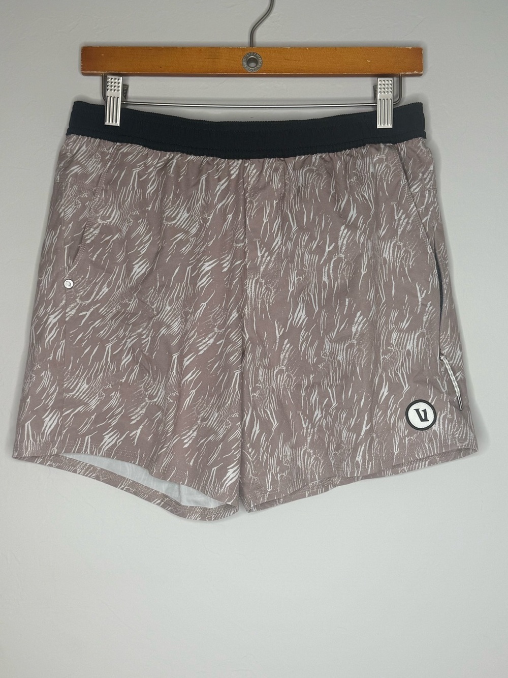 Vuori Maverick volley short in umber flux size small